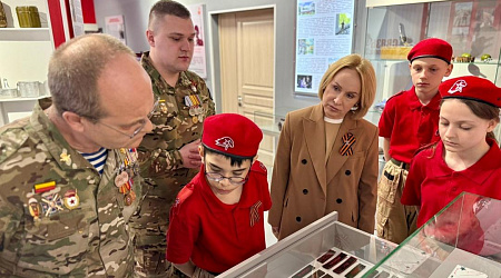 Экскурсия по выставке «Связь поколений»